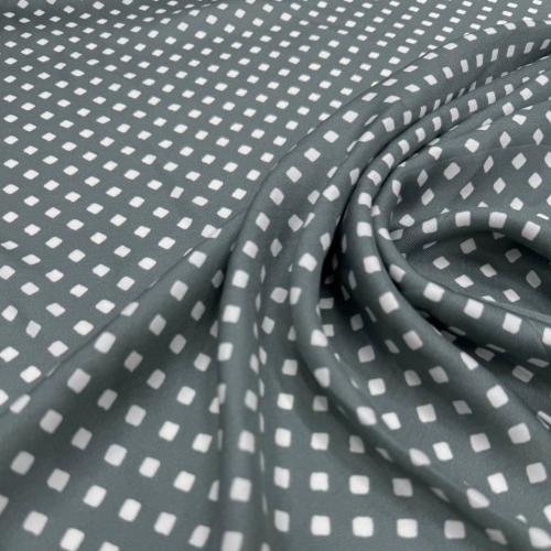 Žalsvai pilkas viskozės audinys su geometriniu raštu